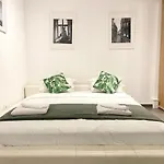 Modern Central Apartment Near Old Town