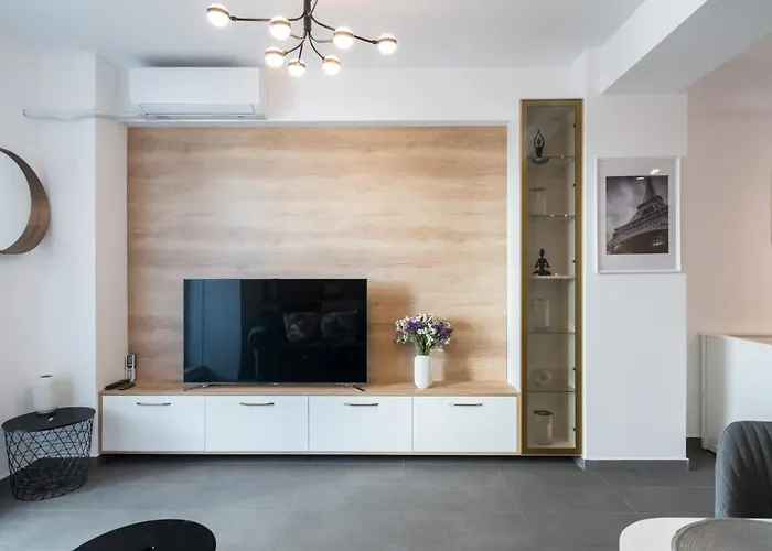 Modern Central Apartment Near Old Town