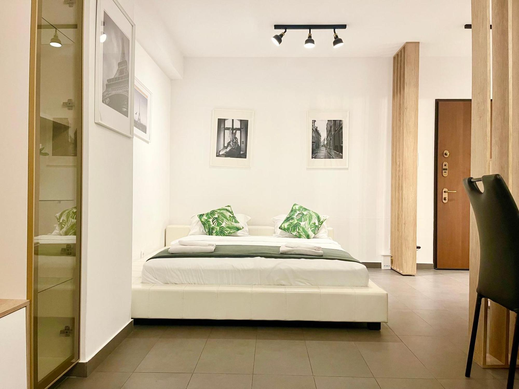Modern Near Old Town Bucureşti